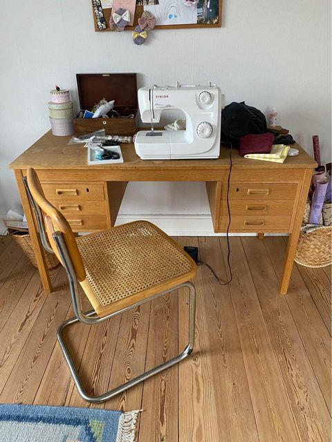 Skrivebord og frisvinger