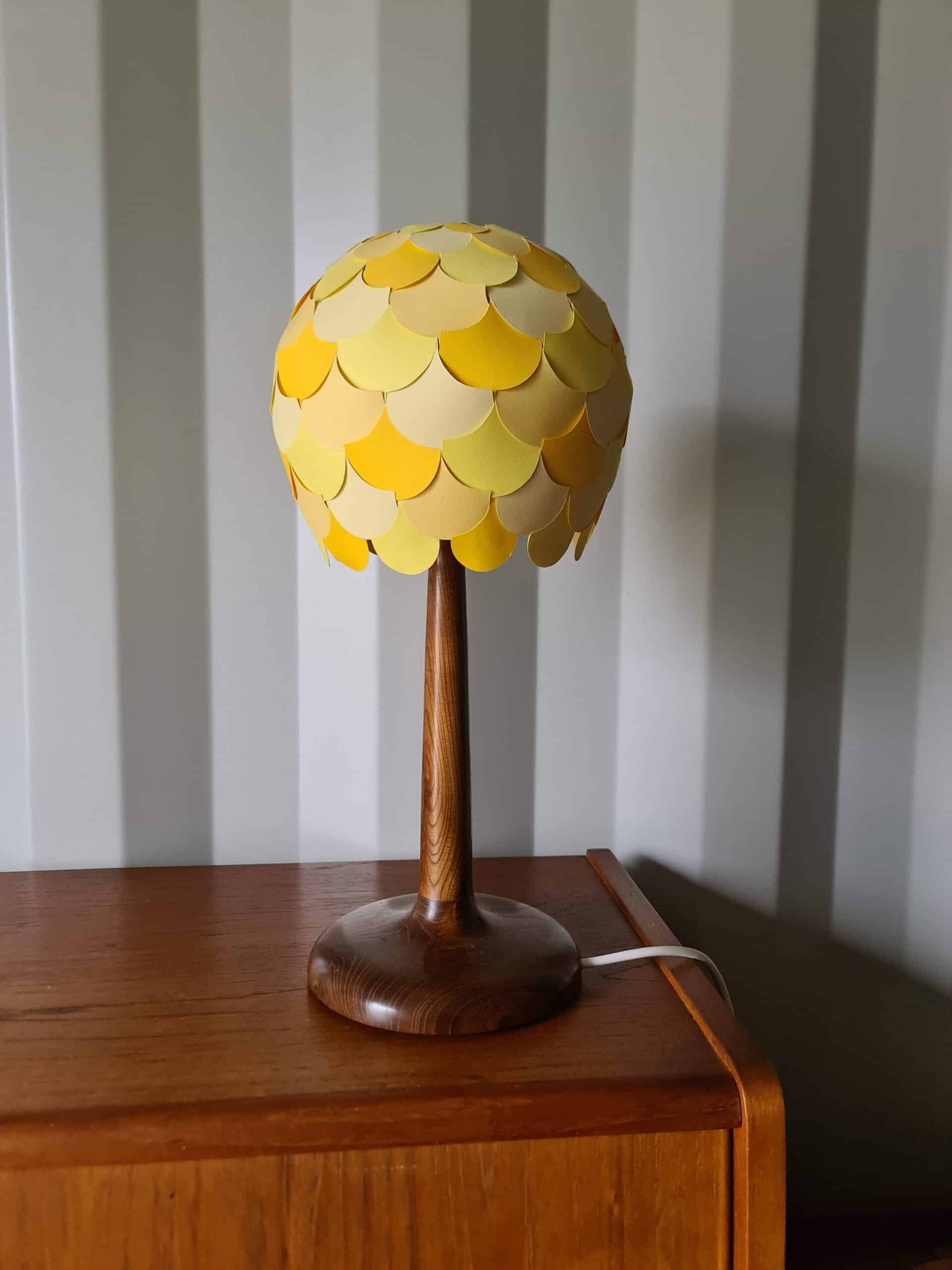 Bordlampe, massiv teak, med gul skærm af papir