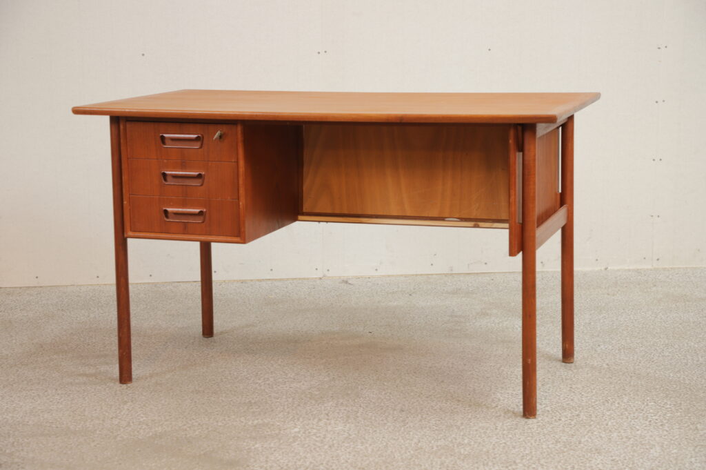 Smalt skrivebord i teak, fritstående