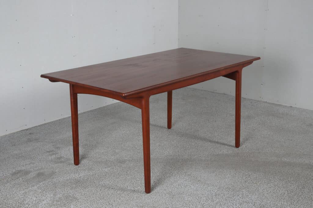 Spisebord i teak ala johannes andersen