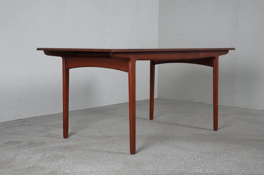 Spisebord i teak ala johannes andersen