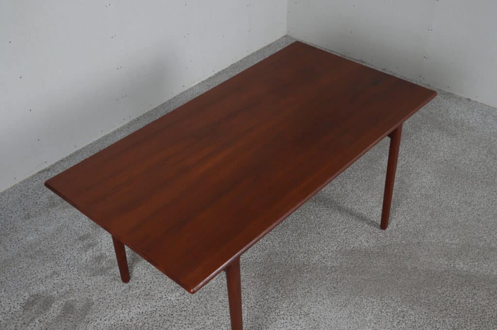 Spisebord i teak ala johannes andersen