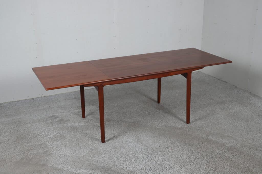 Spisebord i teak ala johannes andersen