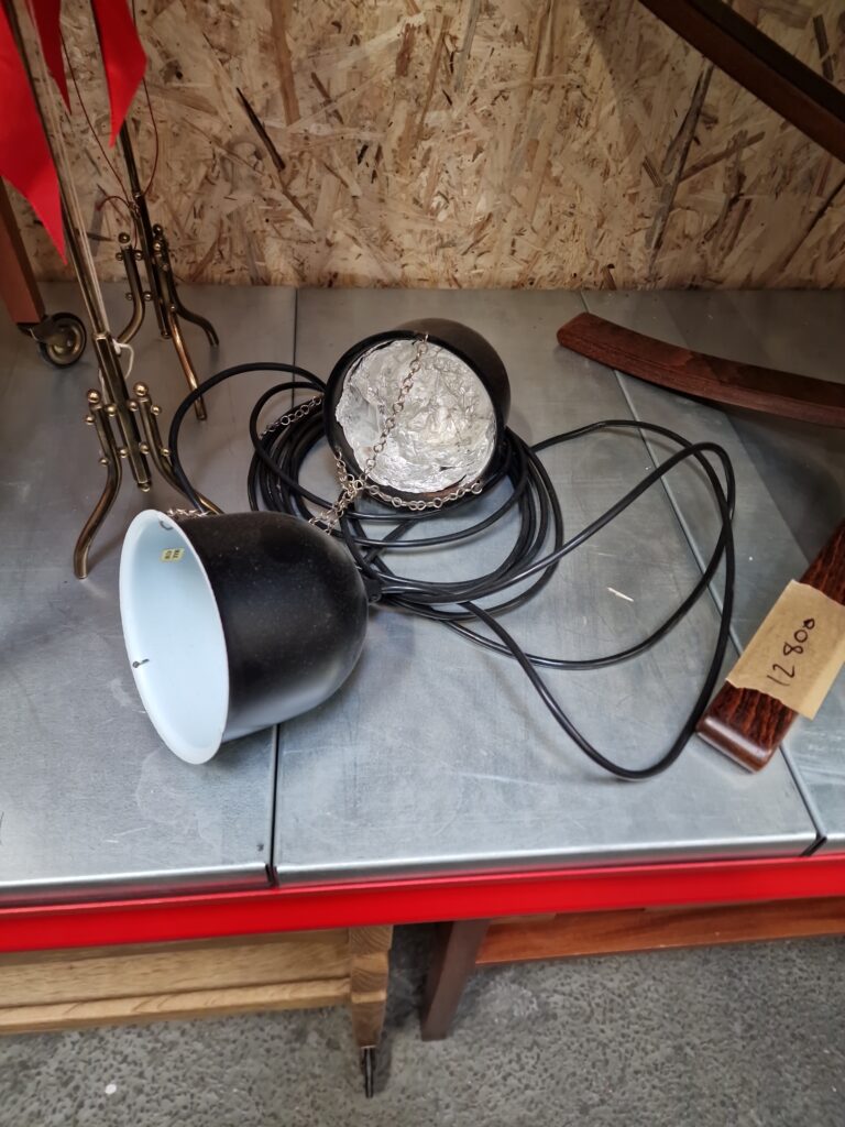 Hængelampe, sort, med kæder