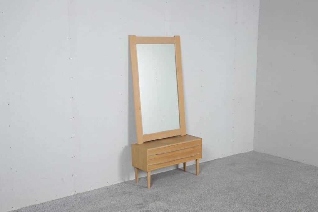 Entrésæt i lys egetræ med kommode og spejl