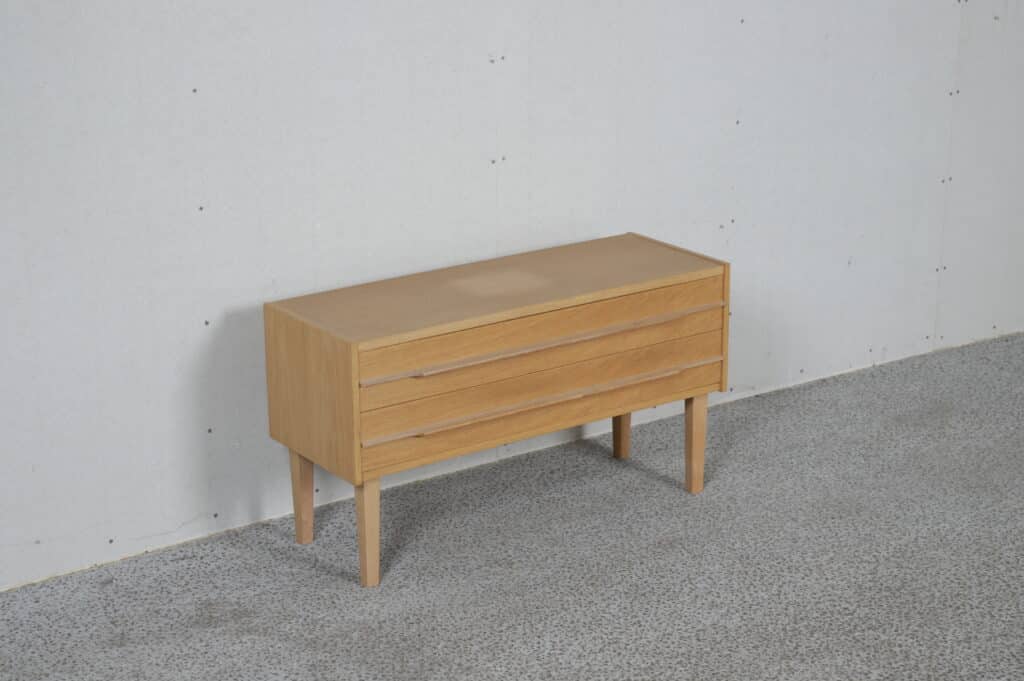 Entrésæt i lys egetræ med kommode og spejl