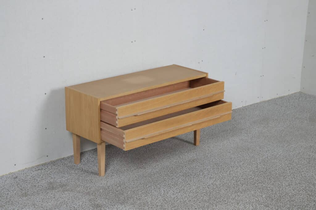 Entrésæt i lys egetræ med kommode og spejl