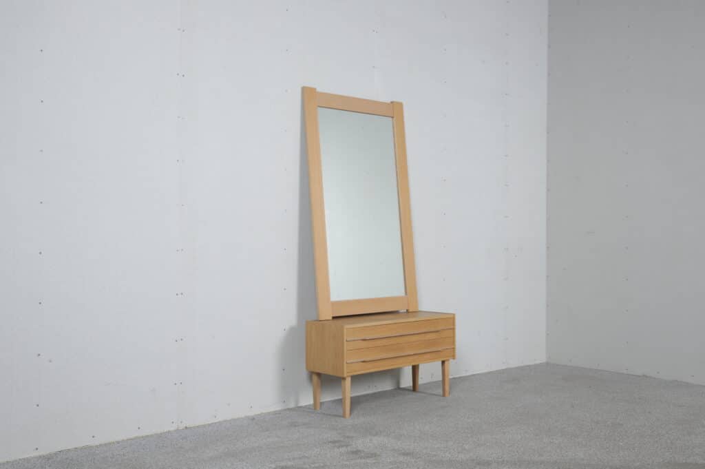 Entrésæt i lys egetræ med kommode og spejl