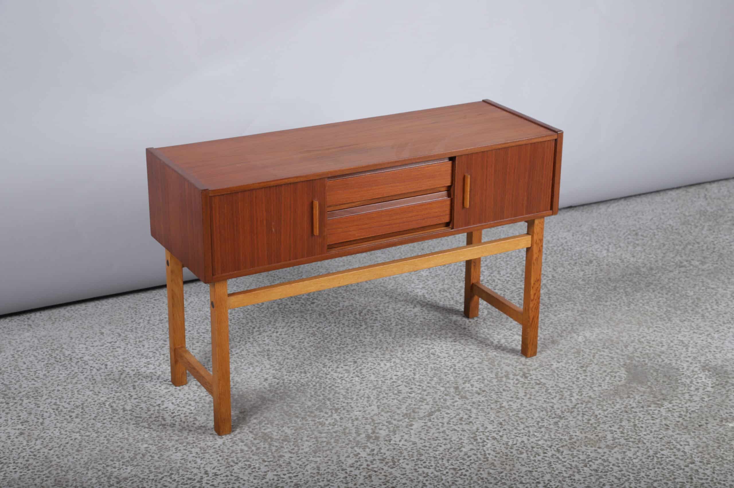 Entremøbel i teak på stel af egetræ