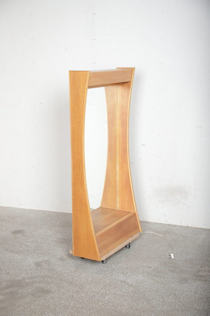 Buet entréspejl i eg med ovenlys