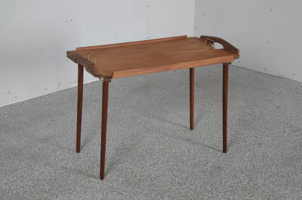 Bakkebord med opslåelige ben