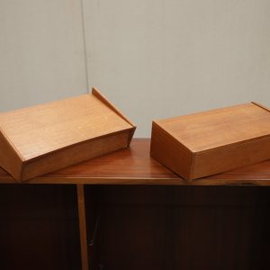 To væghængte natborde i teak - Image 2