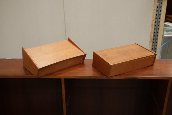 To væghængte natborde i teak - Image 2