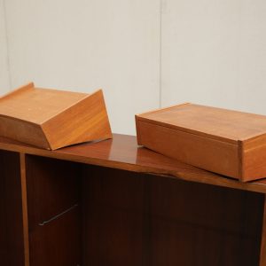 To væghængte natborde i teak