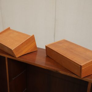 To væghængte natborde i teak - Image 4