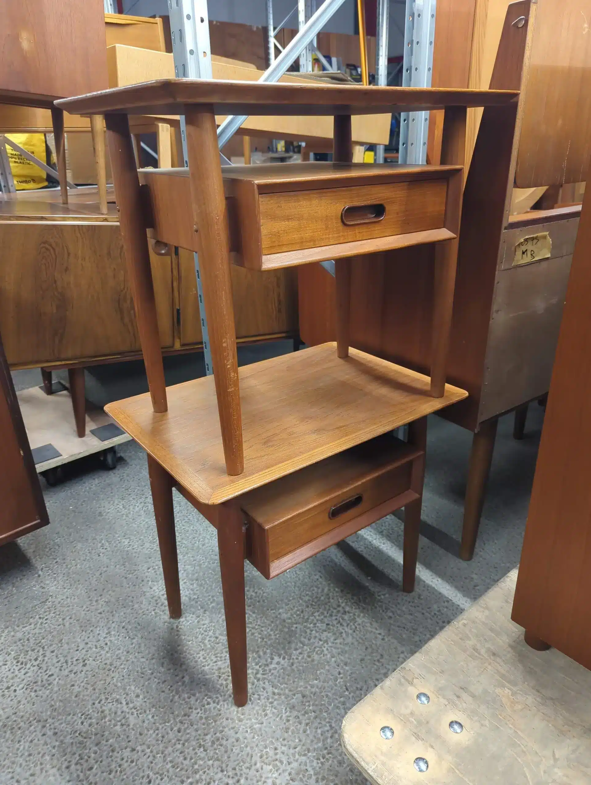 To sengeborde/natborde i teak