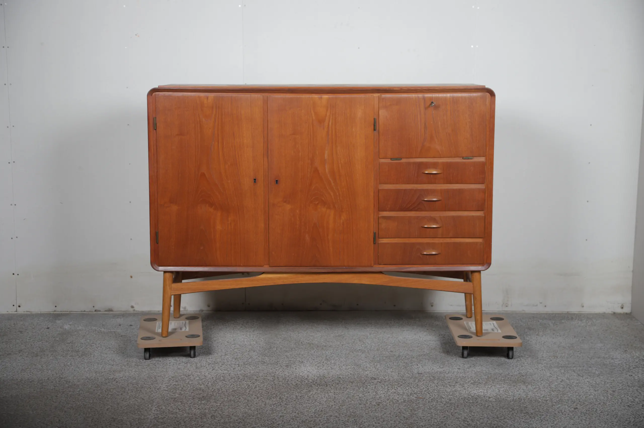 dækketøjsskab / skænk