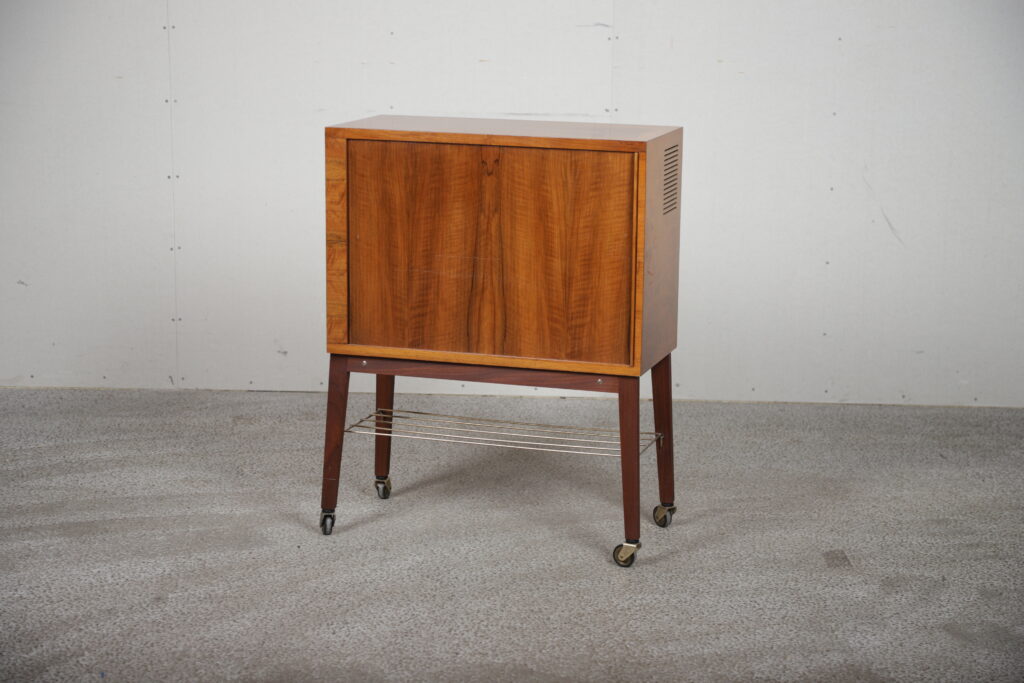 Ramme fra et gammelt B&O fjernsyn, med hylde og hjul, bar,