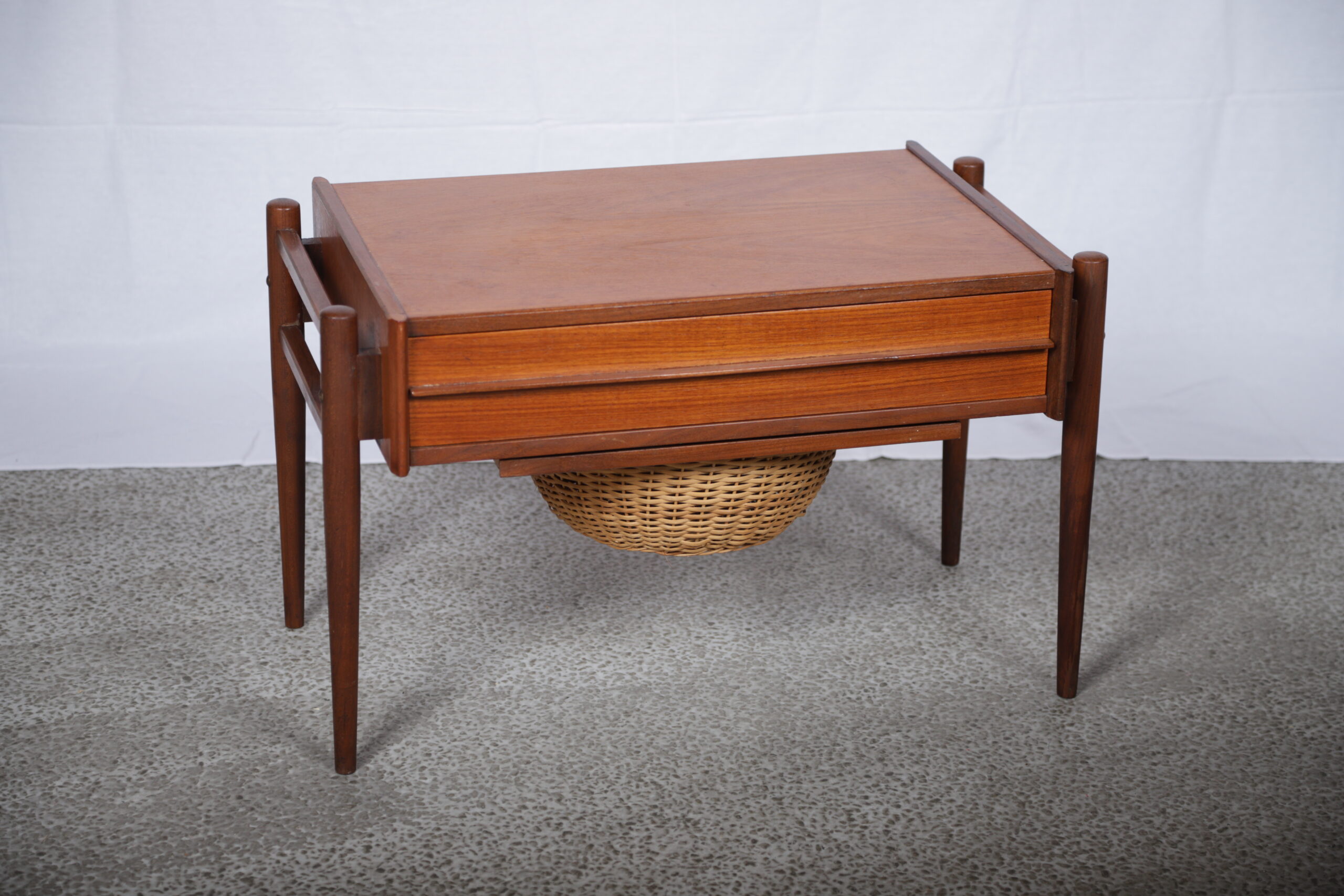 Sybord med fletkurv og skuffe, teak