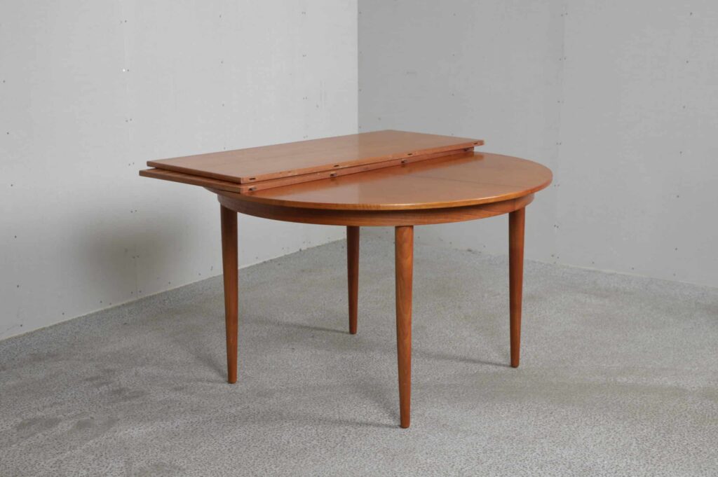 Rundt spisebord i teak med to tillægsplader, Skovmand Andersen