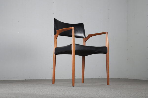 Armstol i teak af Ejner Larsen og Aksel Bender Madsen