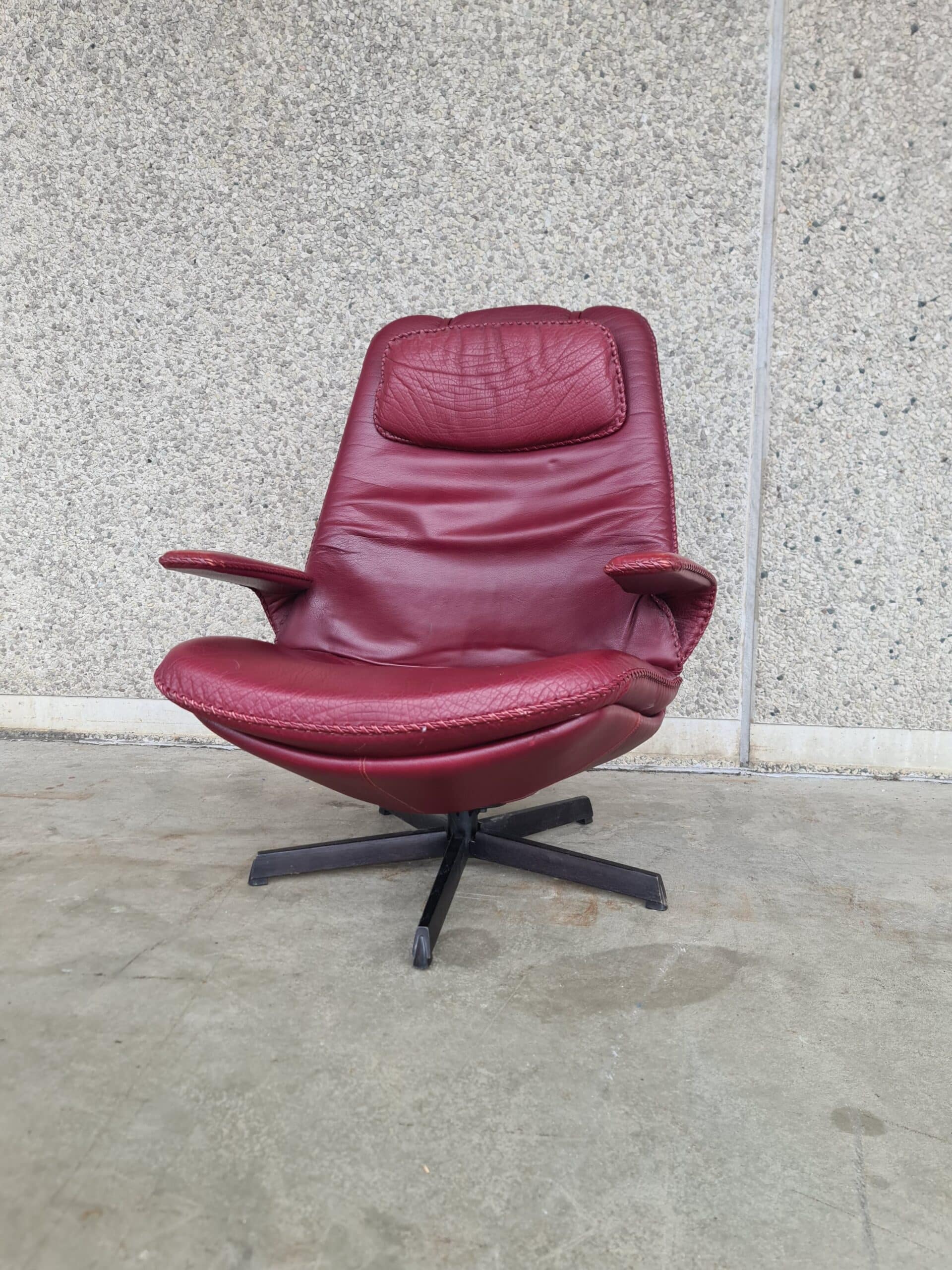 Madsen & Schubell  Lænestol og skammel betrukket med bordeaux læder