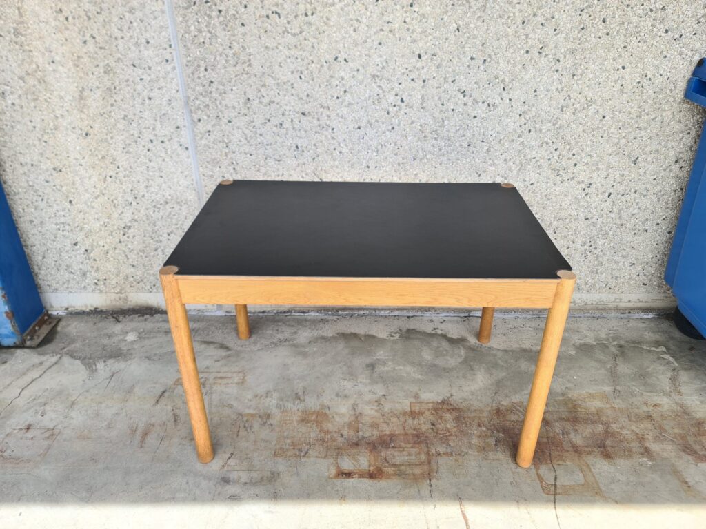 bord med vendbar linoleumplade