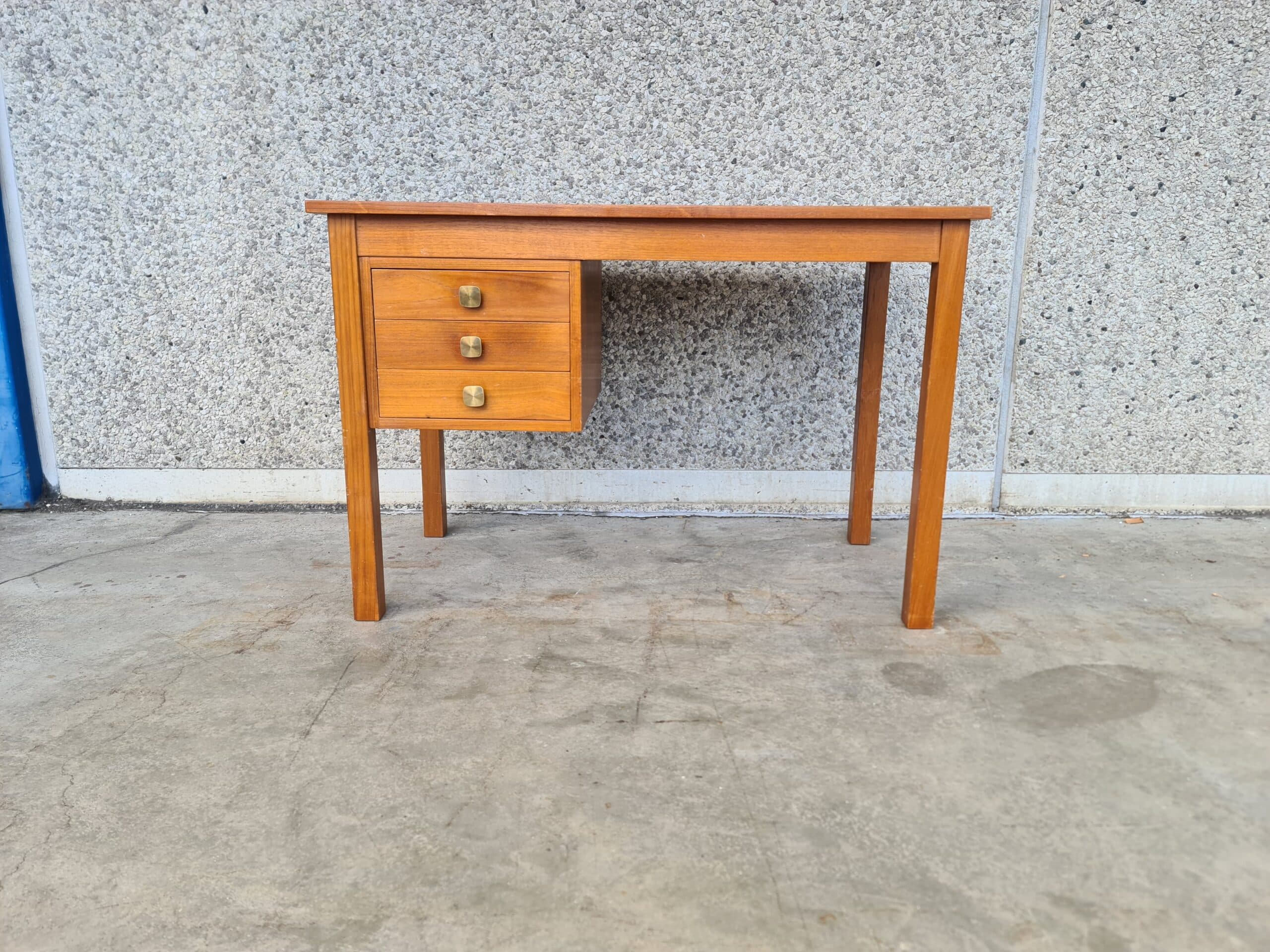 skrivebord med messinggreb