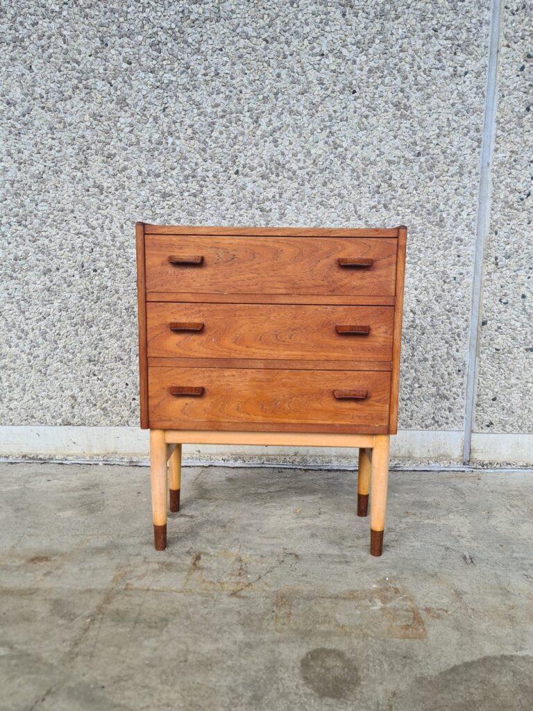 Lille kommode på stel, Poul Volther kommode, Munch møbler Slagelse