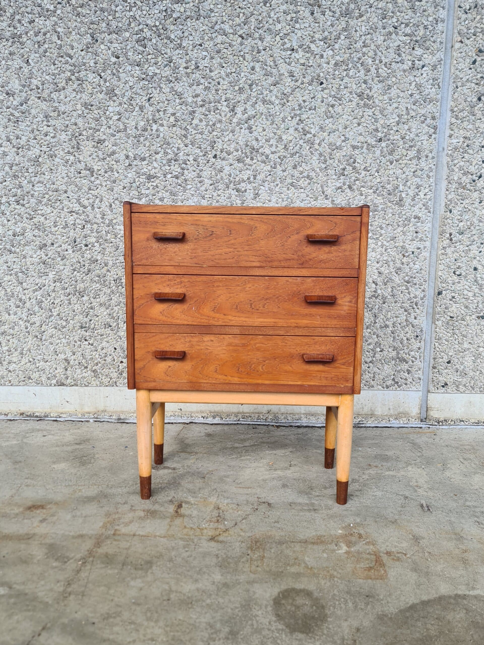 Lille kommode på stel, Poul Volther kommode, Munch møbler Slagelse