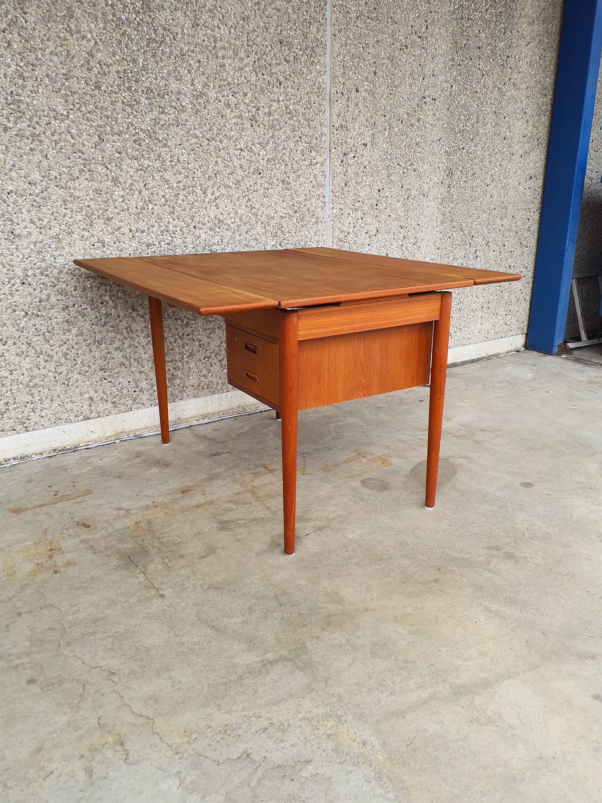 skrivebord med hollandsk udtræk