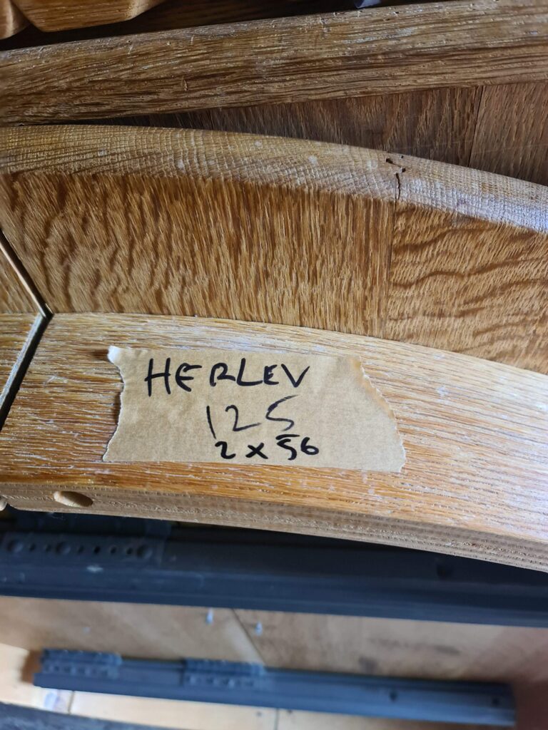 Spisebord i massiv eg ø125