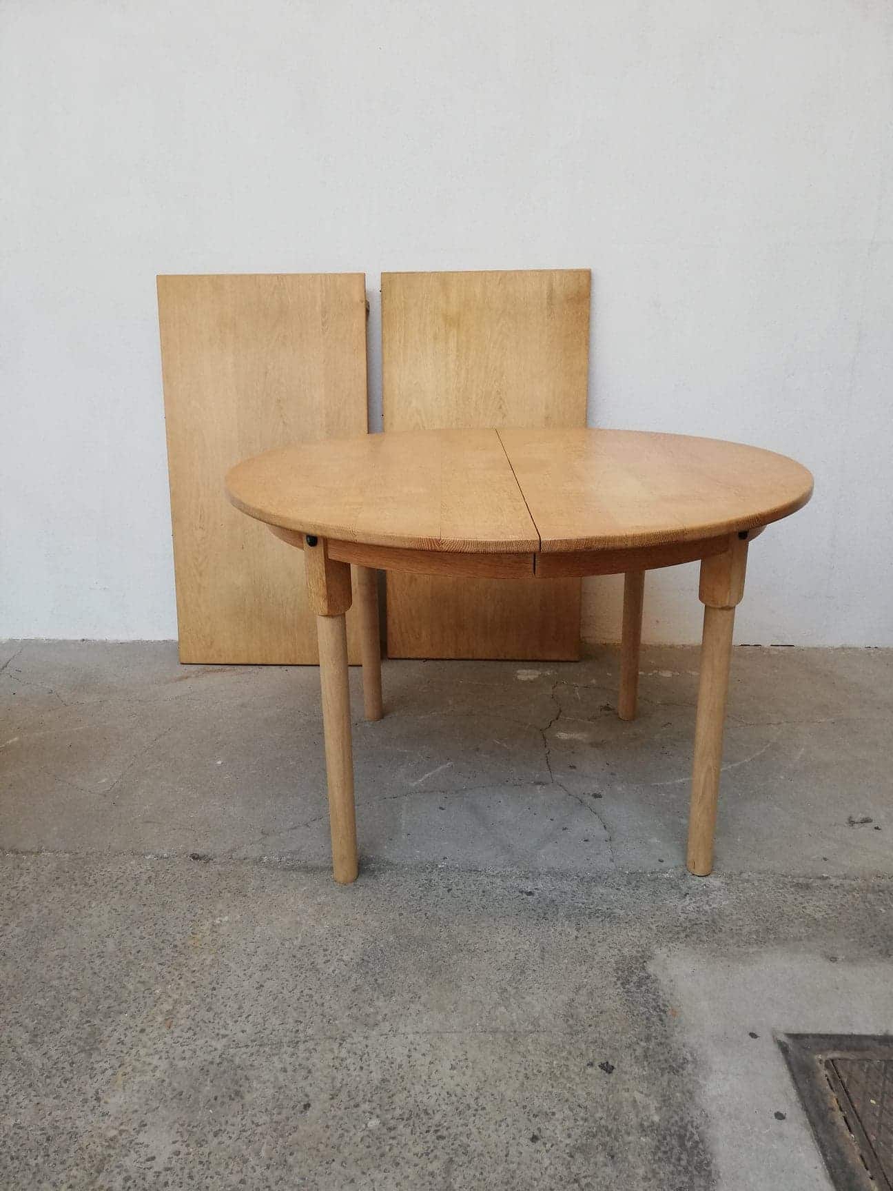 Spisebord i massiv eg