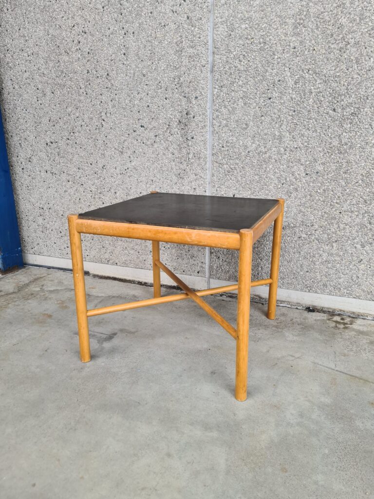 Spillebord/spisebord model 0567 designet af Mogens Lassen for Fritz Hansen.