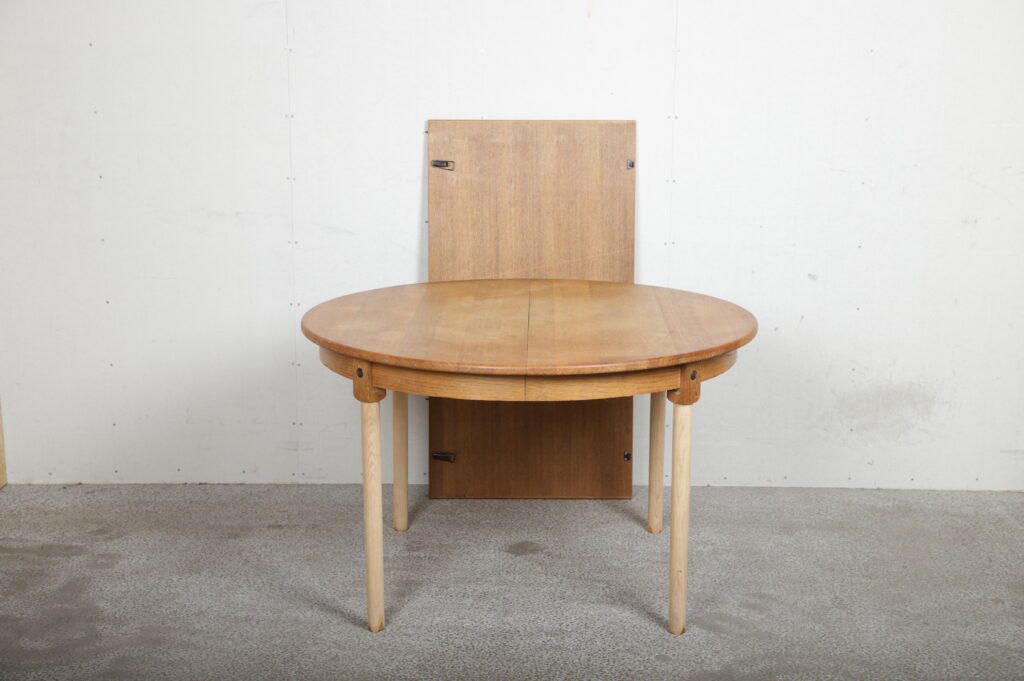 Rundt spisebord i egetræ, diameter 120, runde ben og én tillægsplade, b8