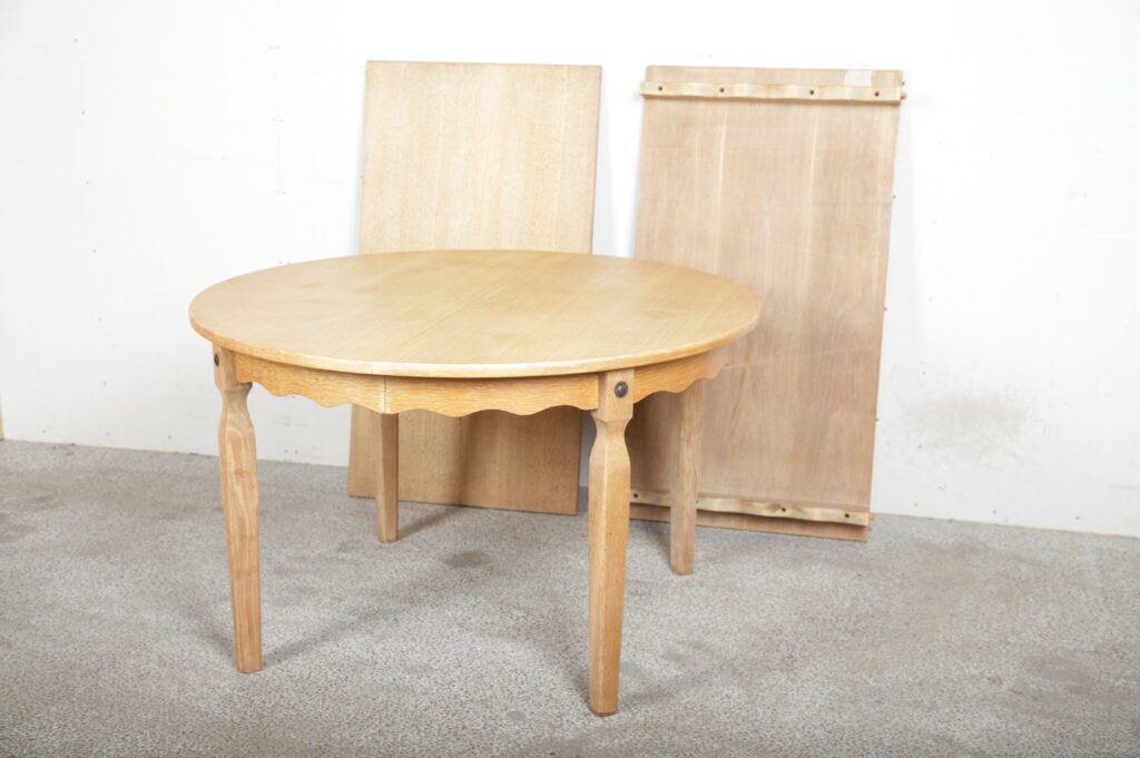 Rundt spisebord i finéret egetræ, to tillægsplader, diameter 120, b6