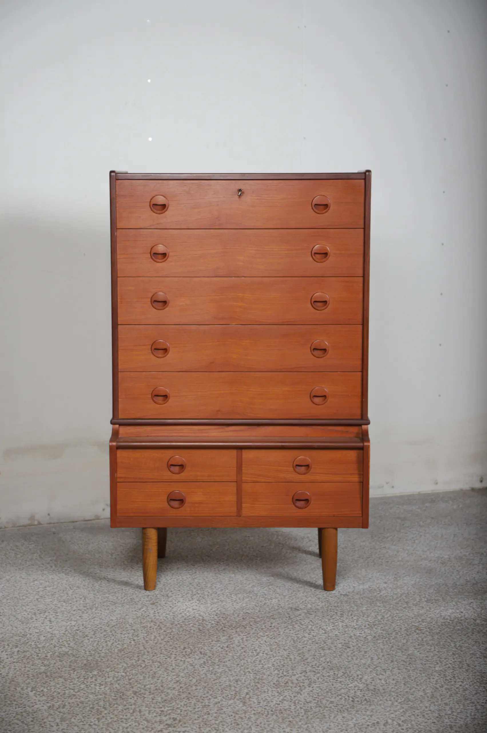 Høj kommode med ni skuffer, teak