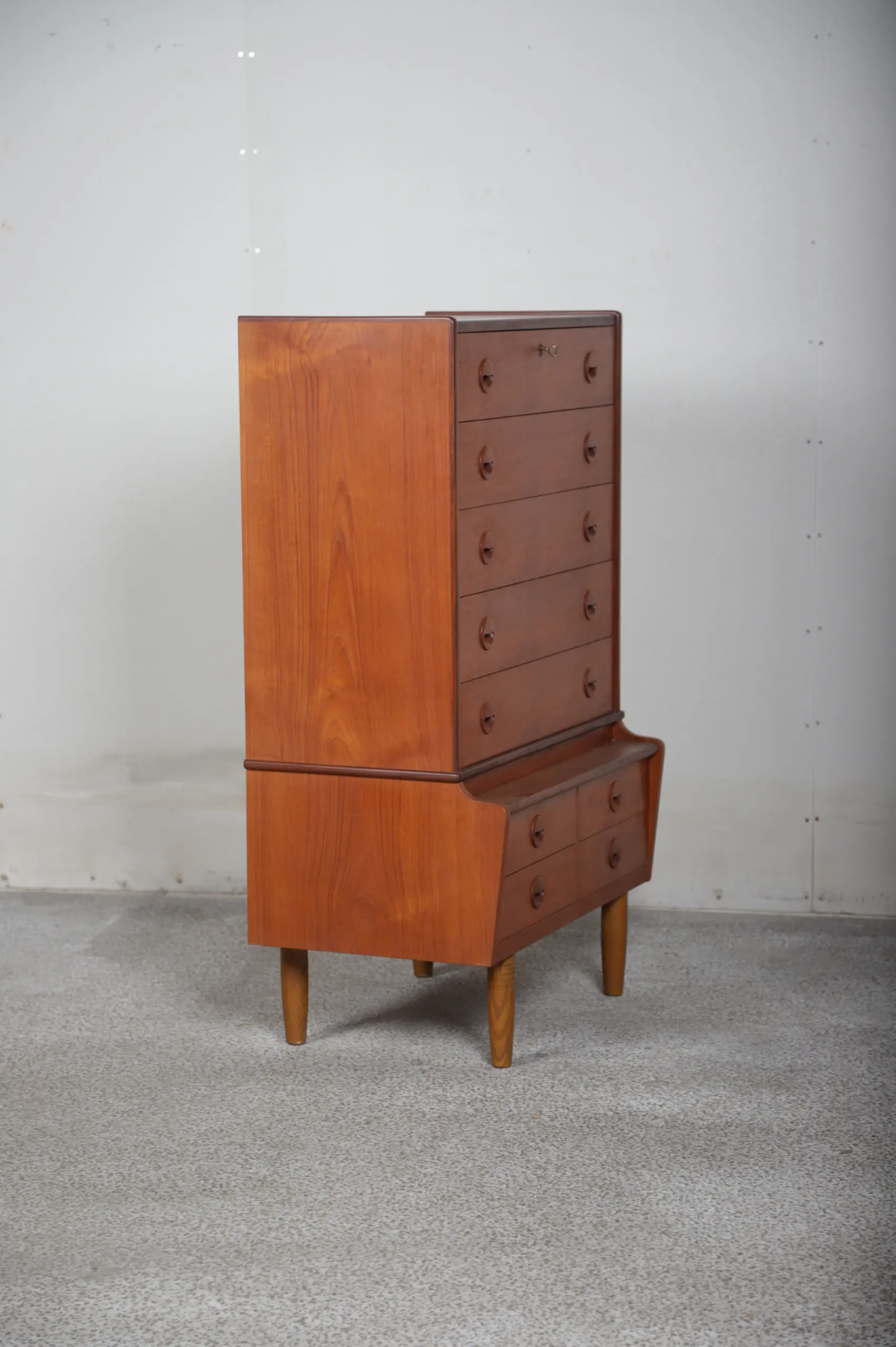 Høj kommode med ni skuffer, teak