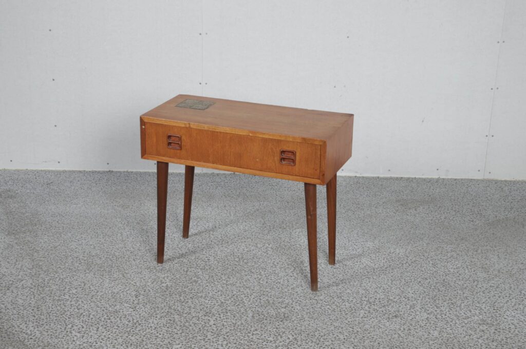 entremøbel med 1 skuffe og kakler i hjørnet