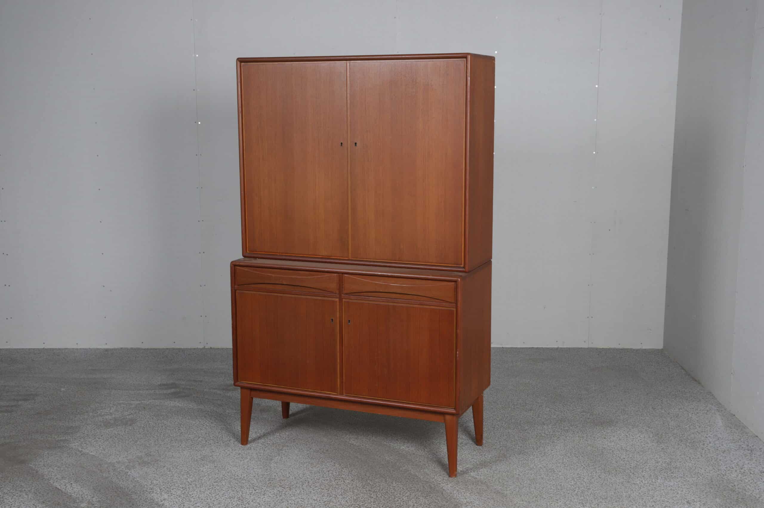 Høj og smal skænk i teak