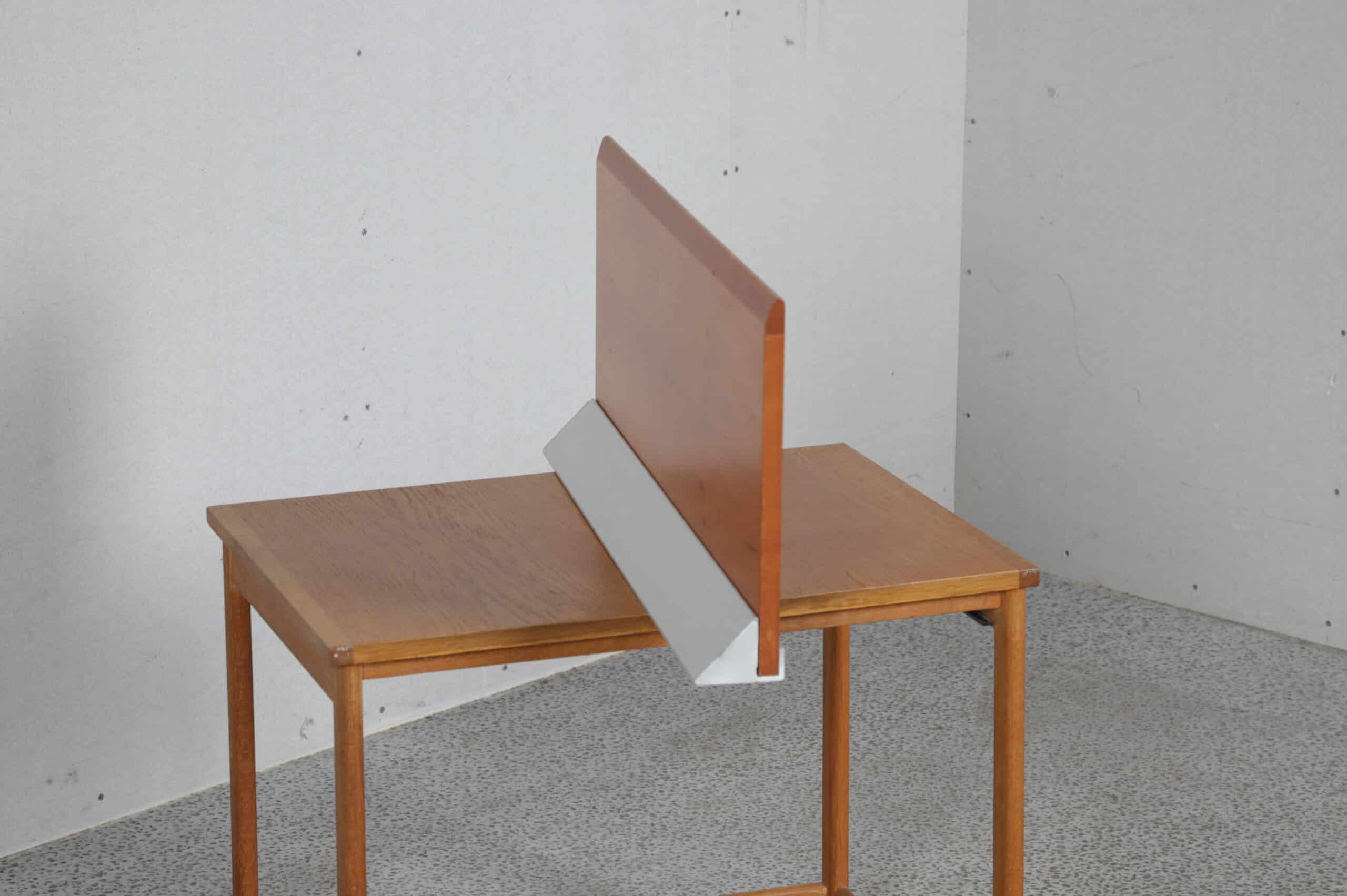 Væghængt hylde, metalbeslag og kirsebærtræ