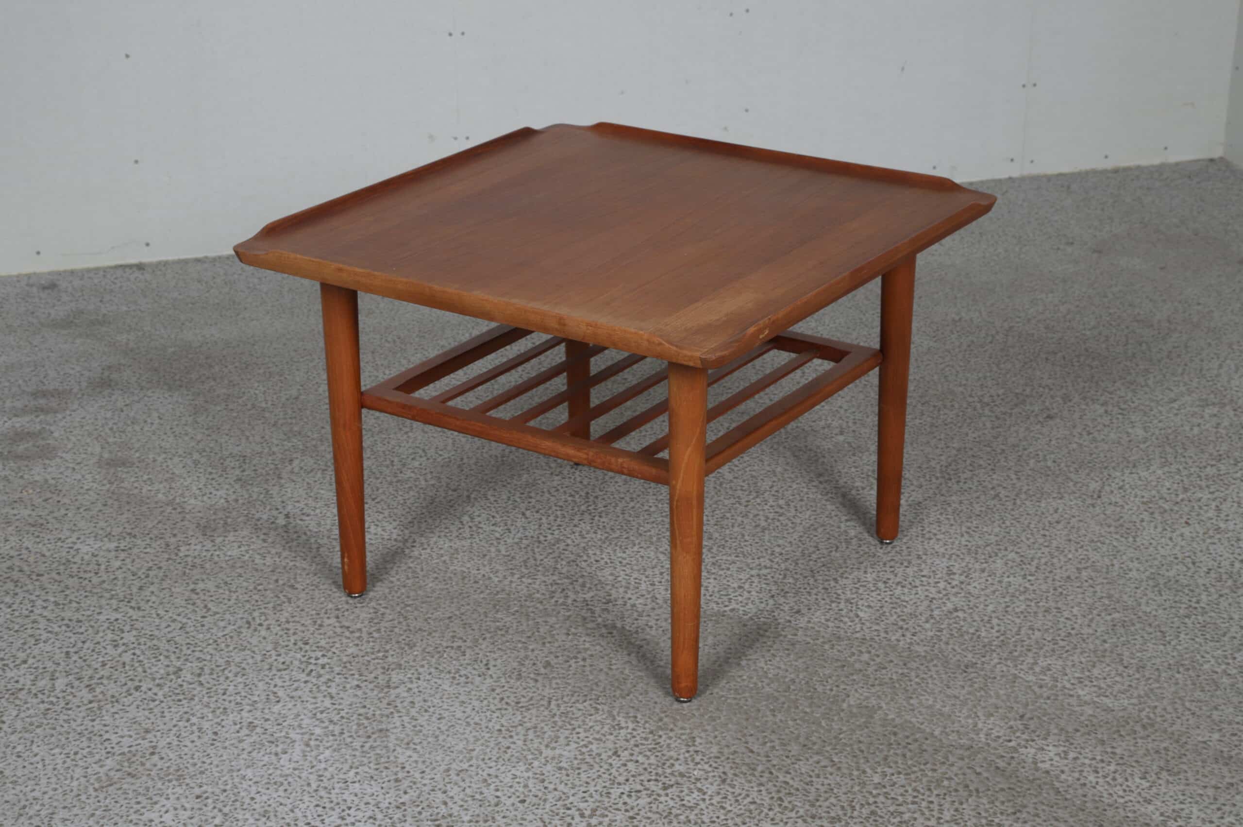 Sofabord af teak, plade med kehlet kant