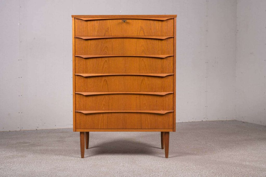 Kommode med seks skuffer og buede greb