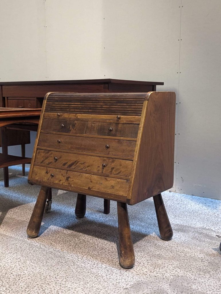 Lille kommode med kølleben