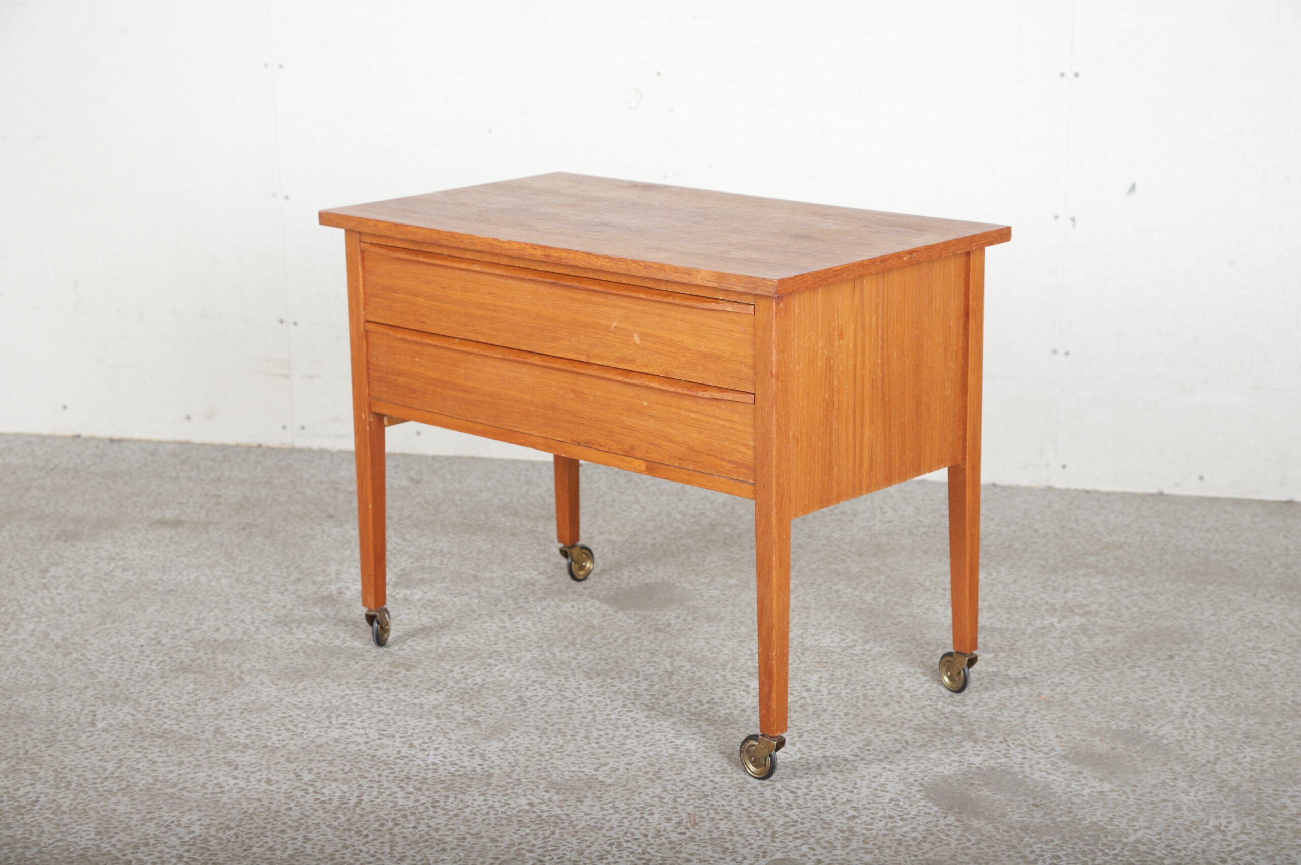 Sybord i teak med to skuffer og hjul
