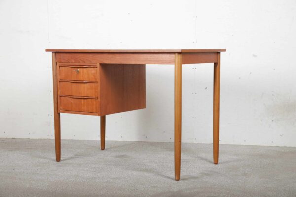 Smalt skrivebord i teak med 3 skuffer