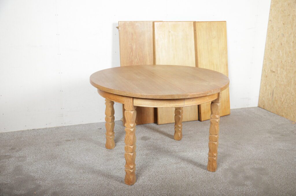 Rundt spisebord i massiv egetræ med tre tillægsplader og tykke ben