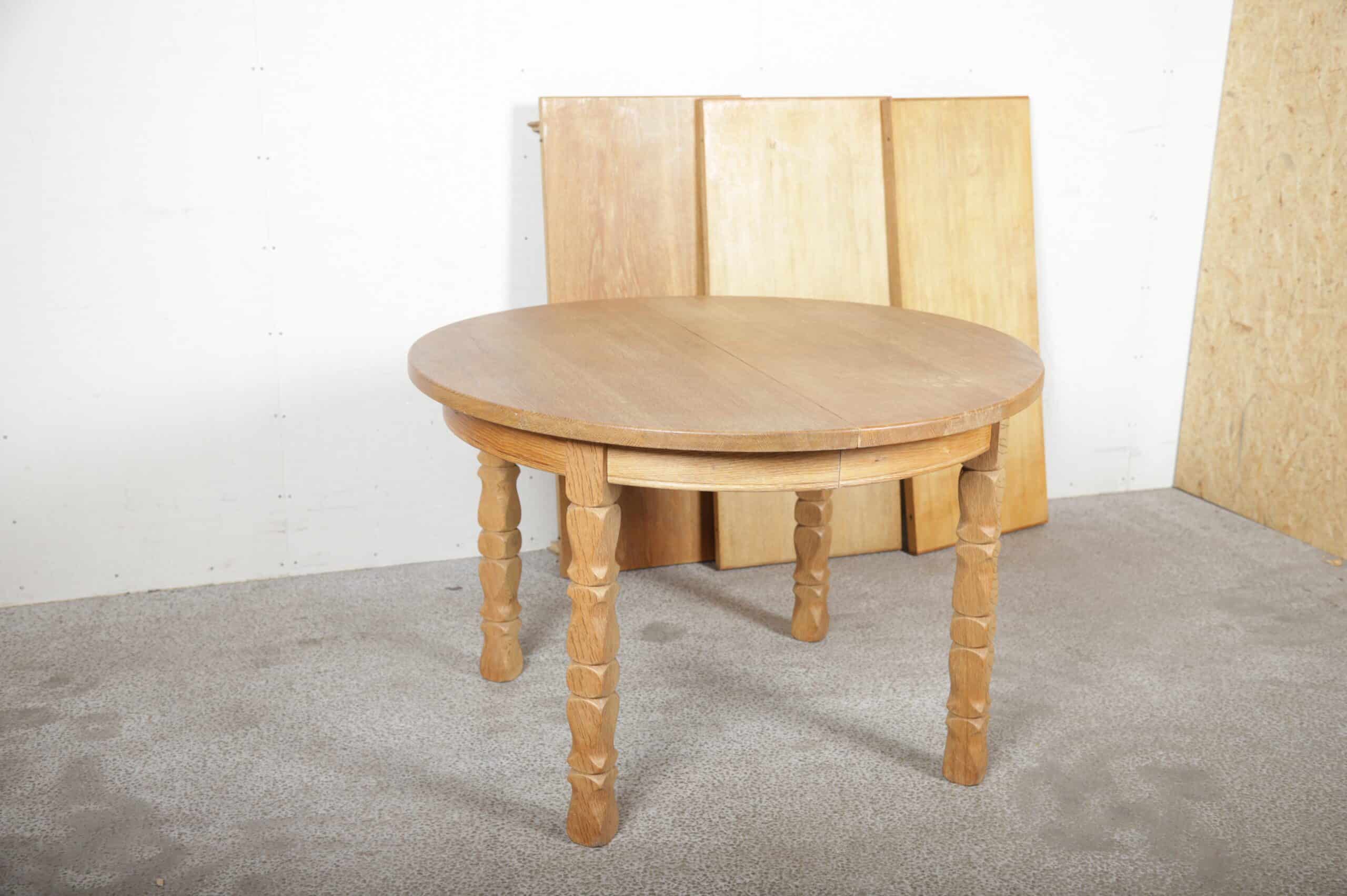 Rundt spisebord i massiv egetræ med tre tillægsplader og tykke ben - Image 1