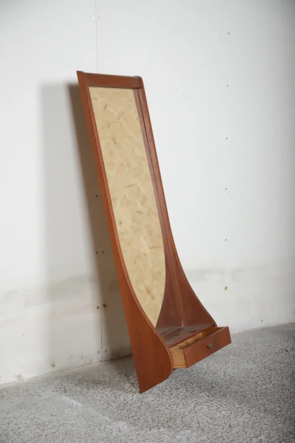 Væghængt spejl med skuffe