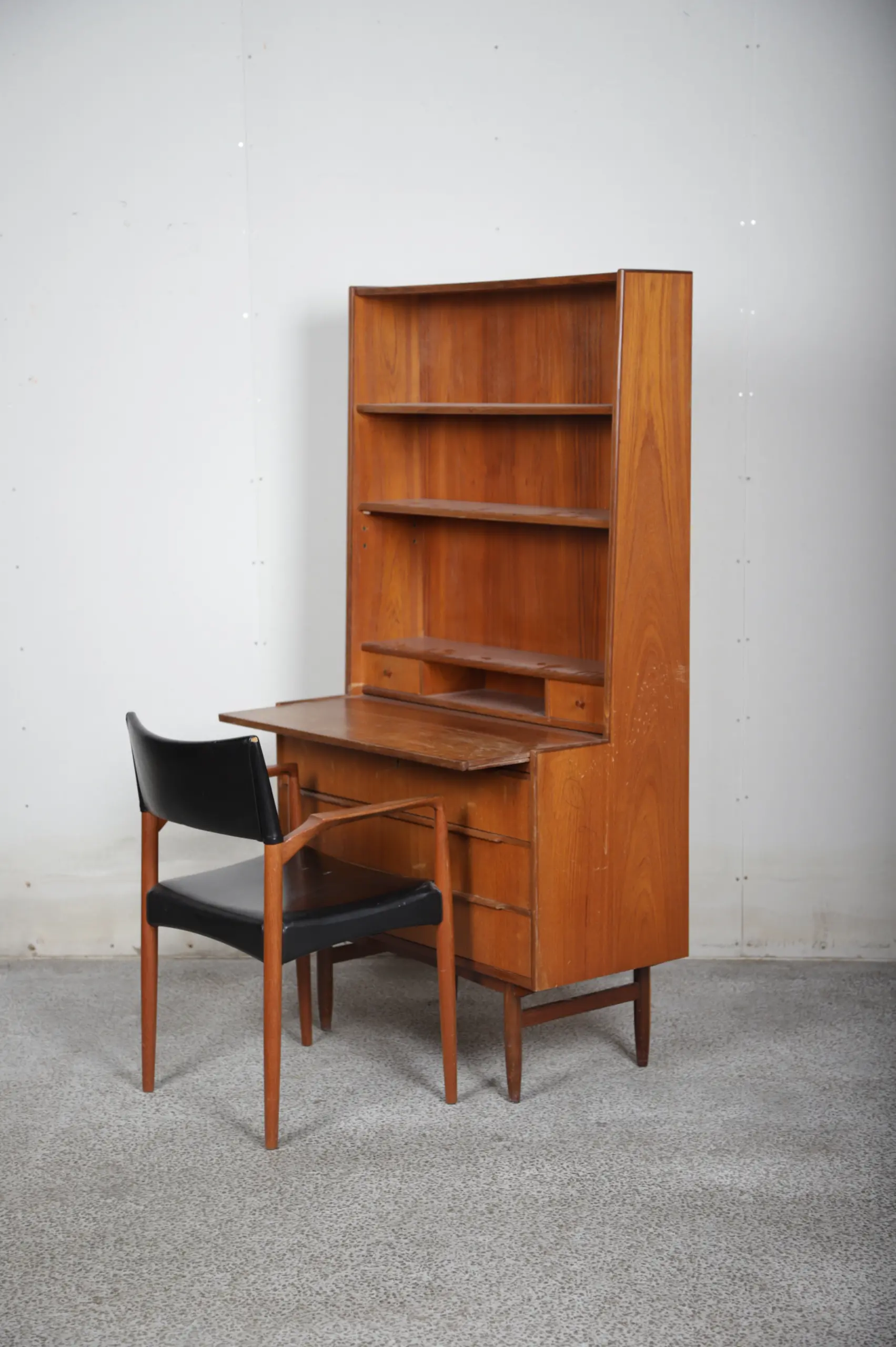 Sekretær i teak med udtræksplade og skuffer